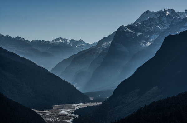 A river through mountains