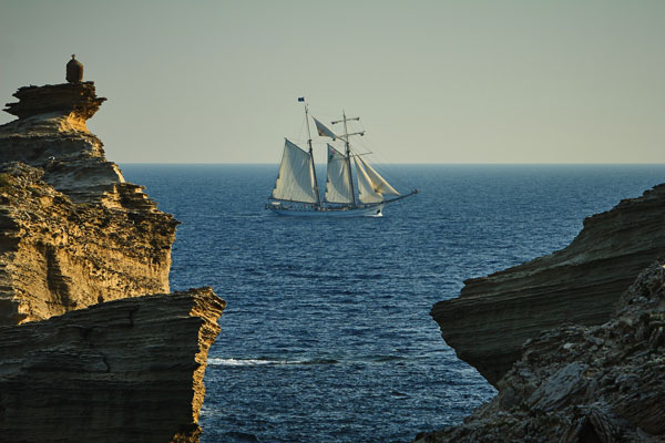 bateau à voile sur la côte